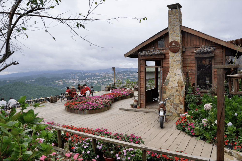 Dù là buổi sáng hay buổi tối, không gian tại Mountain Chill vẫn rất thơ mộng, trữ tình (Nguồn: Fanpage Mountain Chill Tiệm Cà Phê)